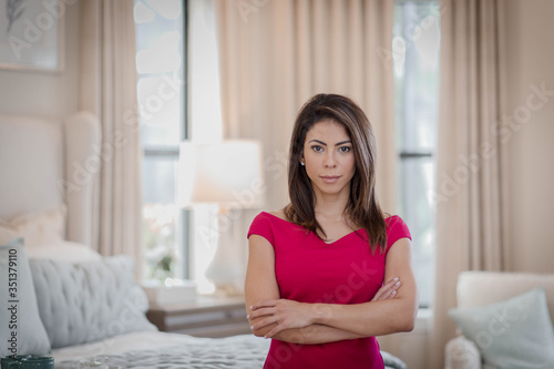 Fotografia young business woman standing n bedroom