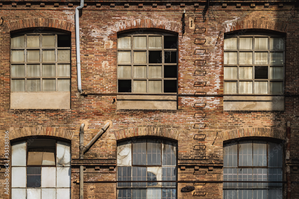 Obraz premium Windows of an old textile factory