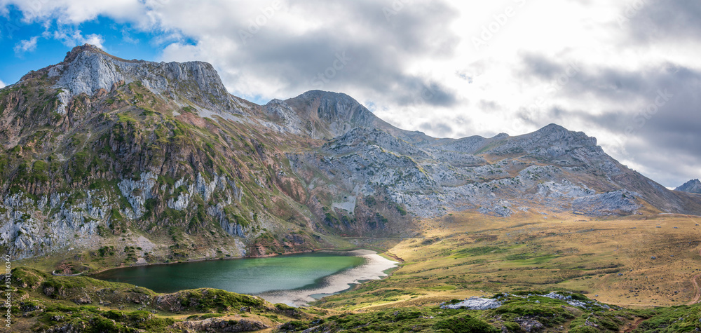 Lago Cerveriz, uno de los lagos de Saliencia, en el Parque Nacional de Somideo, Asturias.