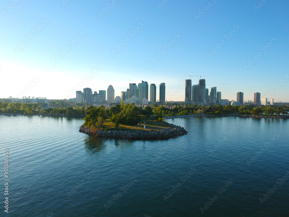 Obraz premium Panorama z widokiem na miasto Humber Bay Shores Park, zielona przestrzeń z panoramą miasta. Wieżowce nad Queensway o zachodzie słońca w okresie letnim, w pobliżu Etobicoke lub New Toronto, Ontario, Kanada