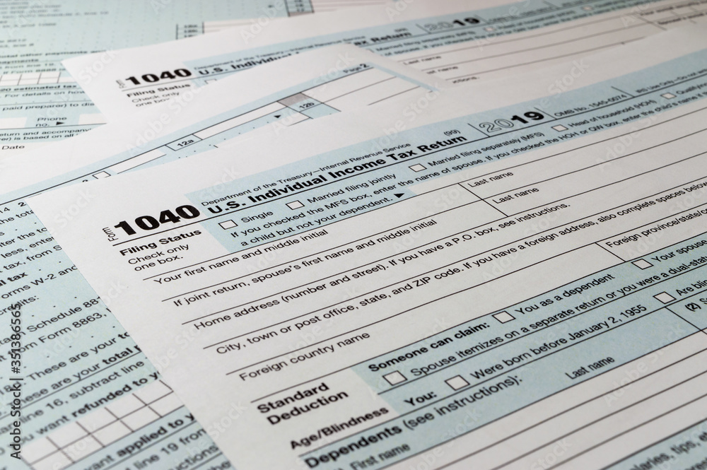 Obraz premium Tax form business financial concept: close up view of individual income tax return form 2019
