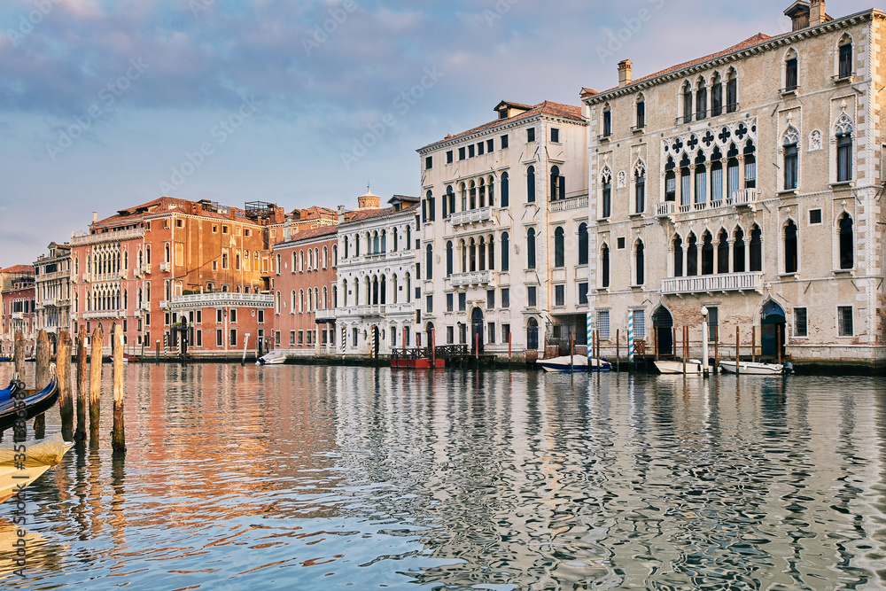 Obraz premium Palace in Venetian style on the Grand Canal in sunrise time. Venice, Italy.