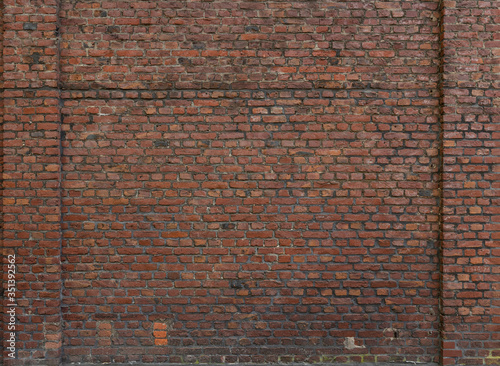 Alte Ziegelsteinmauer aus einer deutschen Kohlezeche mit sehr interessanten, linearen Strukturen photo