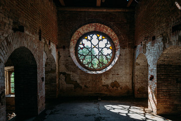 Wandcirkels Oude verlaten gebouwen Round stained glass window in old abandoned castle  © Mulderphoto