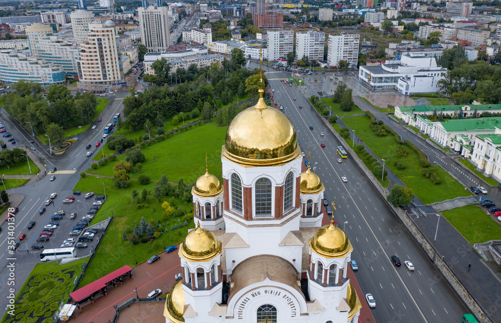 Obraz premium Church on Blood on place there was killed russia rey Romanov famaly, Russia, Ekaterinburg. Drone aerial view