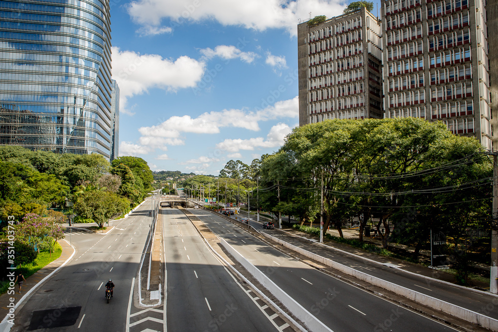 Avenida Juscelino Kubitschek vazia por causa da quarentena em São Paulo. Pandemia Coronavírus.