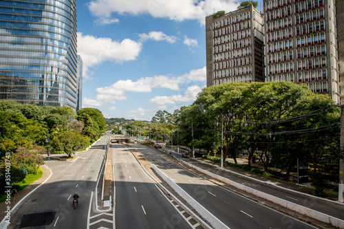 Avenida Juscelino Kubitschek vazia por causa da quarentena em São Paulo. Pandemia Coronavírus.