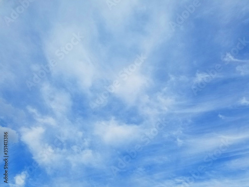 晴れ・青空（天色）・朝、昼・巻雲（すじ雲）・雲7割