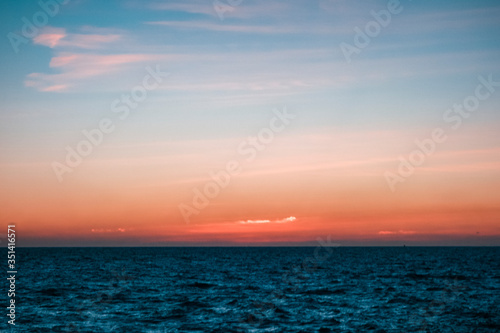 The background of the sunrise over the sea © Xiangli