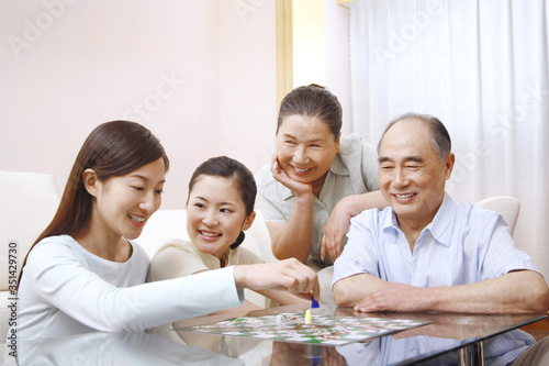 Family playing board game © ImageHit