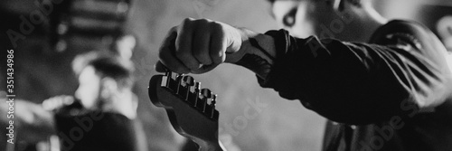 Bilde på lerret Man on the stage tuning his guitar
