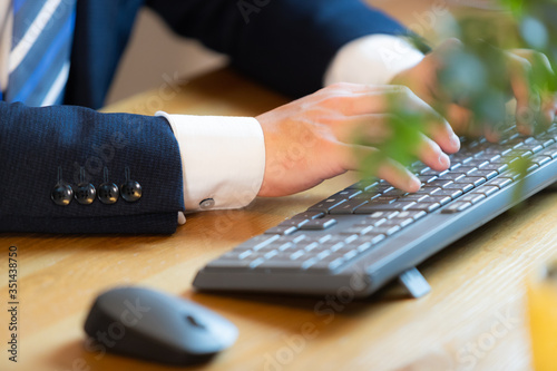 サラリーマン　テレワーク　リモートワーク　テレビ会議　男性　ビジネス　打ち合わせ　オフィス　パソコン