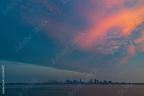 Obraz na płótnie MIAMI CITY COLOR RED BLUE w salonie