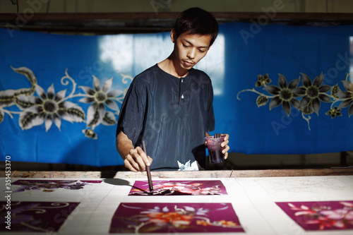 Obraz na płótnie Man painting batik fabric