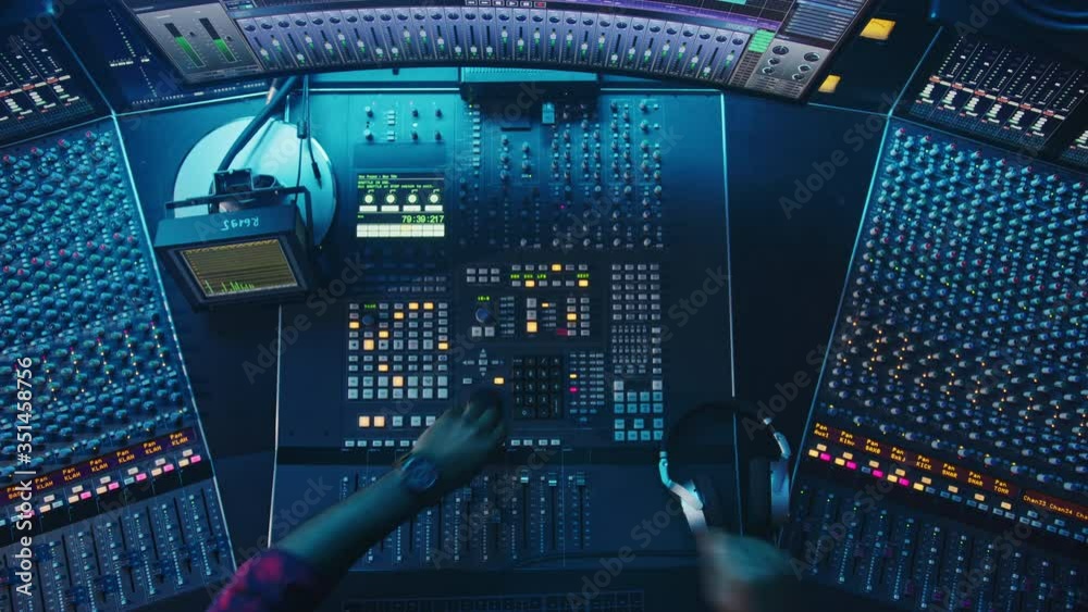 Vídeo do Stock Audio Engineer, Musician, Artist Works in the Music