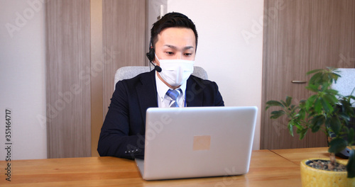 サラリーマン　テレワーク　リモートワーク　テレビ会議　男性　ビジネス　打ち合わせ　オフィス　パソコン