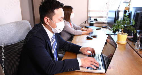 仕事場 サラリーマン　OL　テレワーク　リモートワーク　ビジネス　打ち合わせ　オフィス　パソコン　女性　男性　マスク