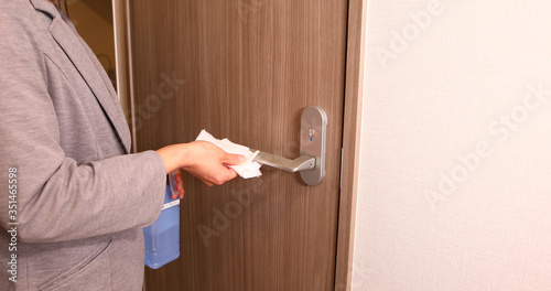 OL　女性　消毒　感染予防　オフィス消毒　アルコール　エタノール　消毒ジェル　マスク　ドアノブ