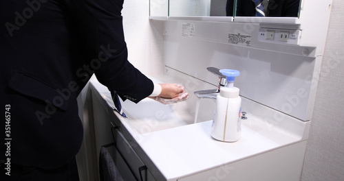 サラリーマン　男性　手洗い　消毒　感染予防　洗面　アルコール　エタノール　消毒ジェル　マスク