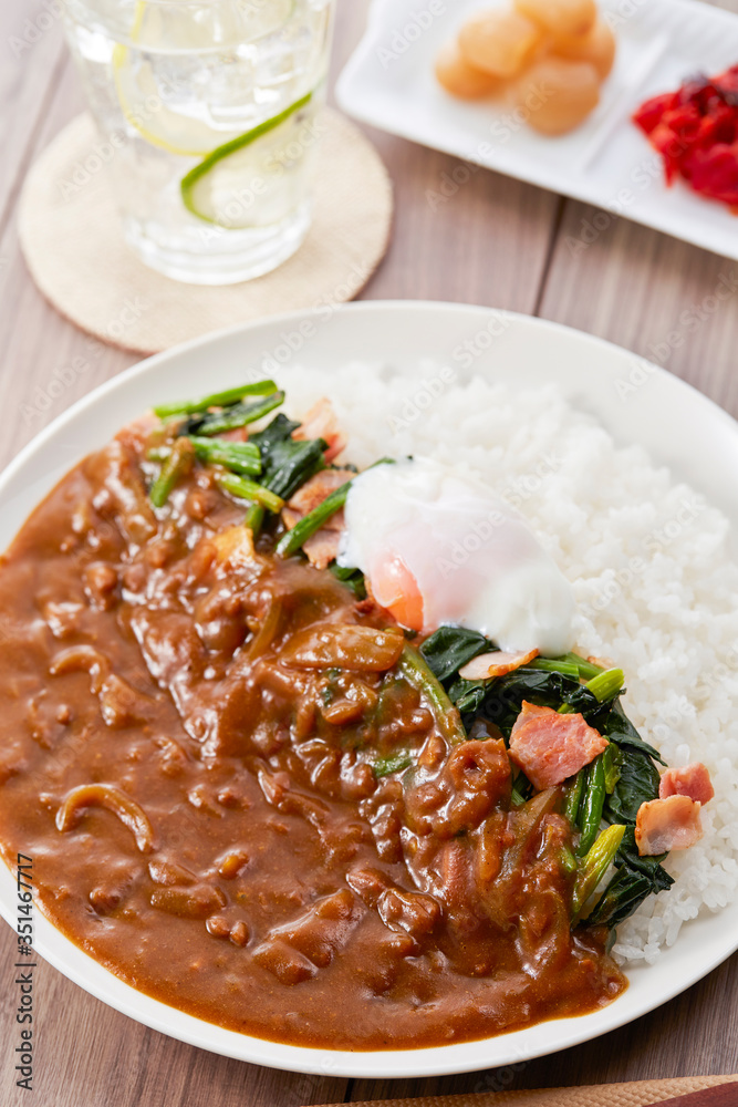 カレーライス　ほうれん草と玉子トッピング