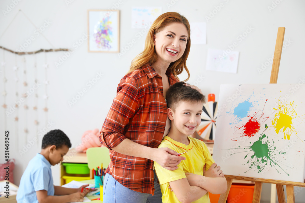 Obraz premium Drawing teacher giving classes at school