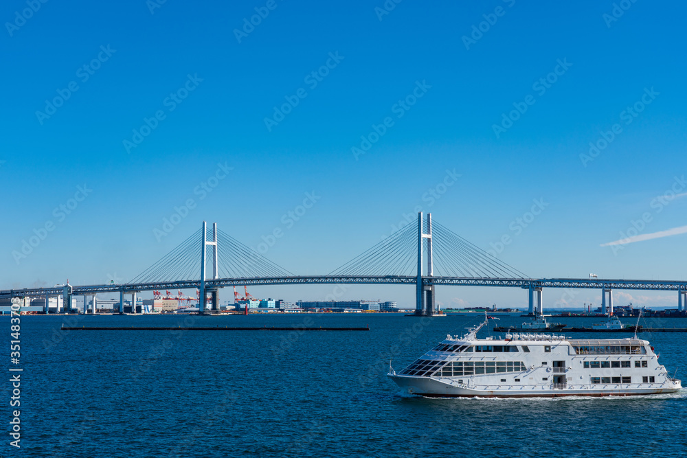 横浜ベイブリッジと遊覧船