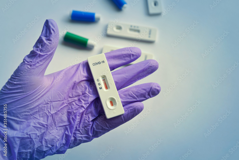 Obraz premium Disposable COVID-19 test kit for rapid detection of antibodies in the finger prick blood sample. Negative test result.