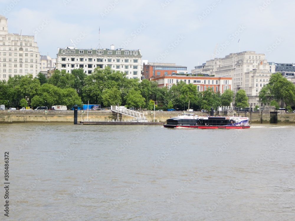 Obraz premium View from the embankment to the other side of the Thames in London. May 26, 2018.
