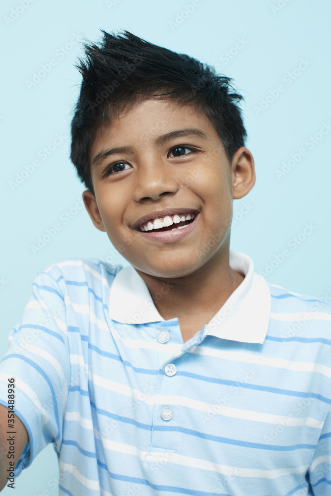 Naklejka premium Boy smiling while looking away