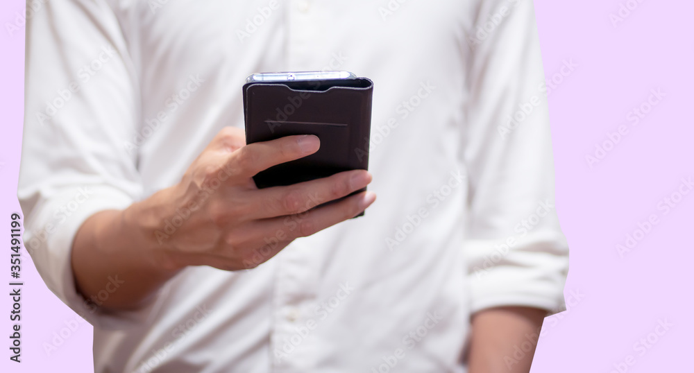 スマートフォンを手に持ったビジネスマン スマートフォンを手に持ったビジネスマン