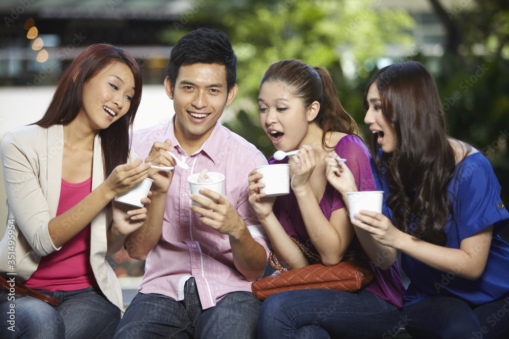 Obraz premium Friends having ice-cream together