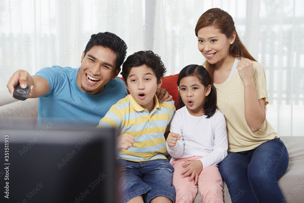 Obraz premium Parents and children watching television