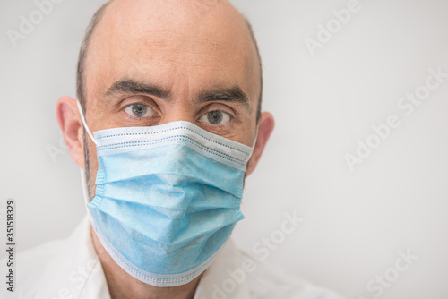 Arzt mit Mund-Nase-Schutzmaske