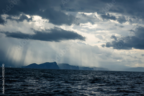 船から見た雨雲