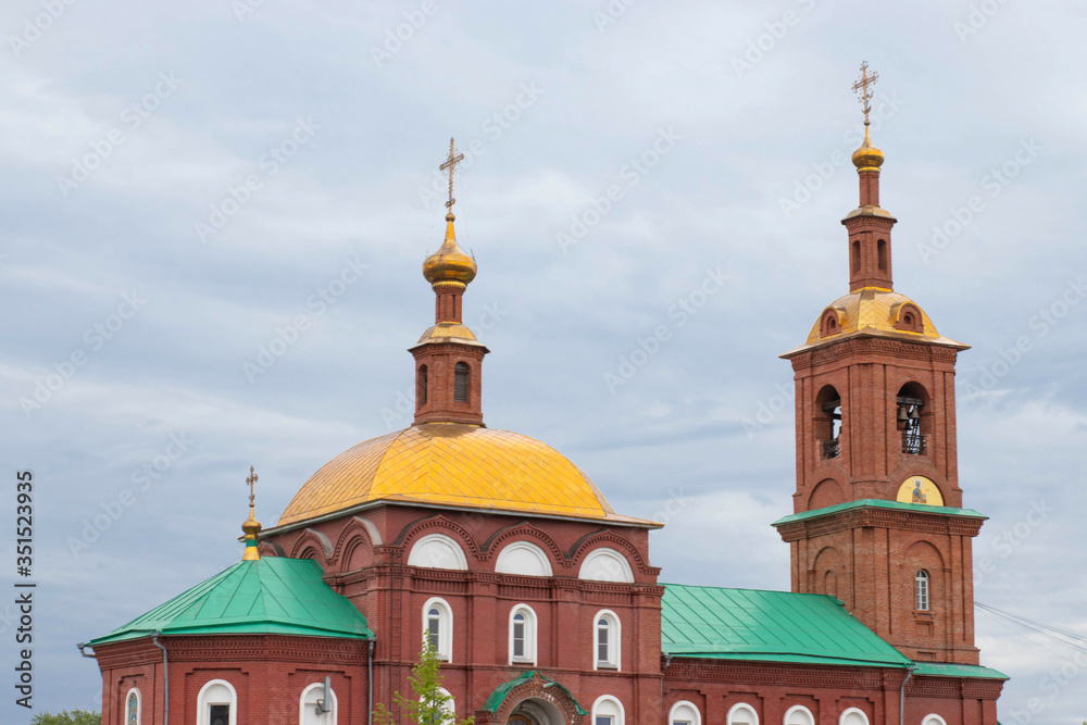 Obraz premium Domes of an Orthodox Christian church against the background of a cloudy sky. The photo