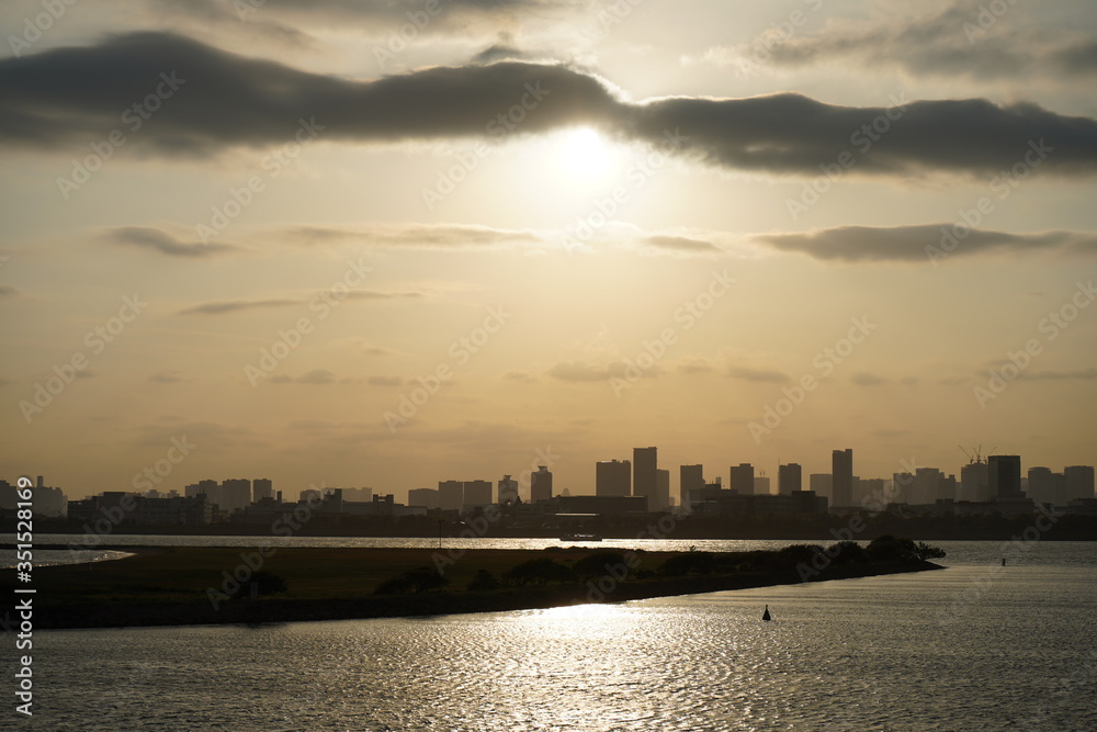 東京湾の夕暮れ　夕焼け　夕景　海辺
