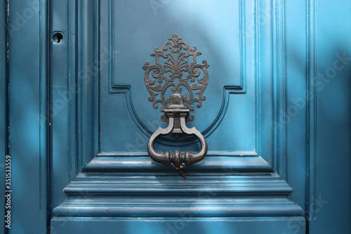 Fotografie door with knocker in paris (france)