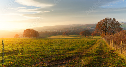 Herfstzonsondergang boven Engels boerenland