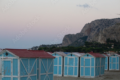 Le cabine nella spiaggia di Mondello in Sicilia
