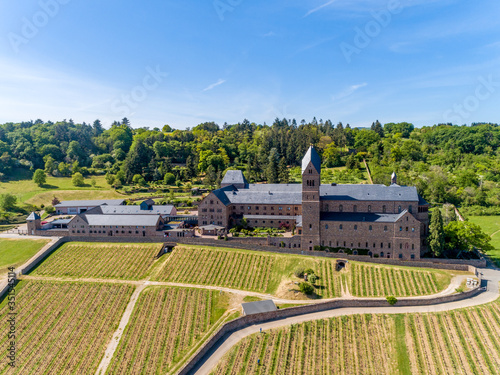 Die Benediktinerinnen-Abtei St. Hildegard (Kloster Eibingen) liegt oberhalb der Stadt Rüdesheim am Rhein, mitten in den Weinbergen.