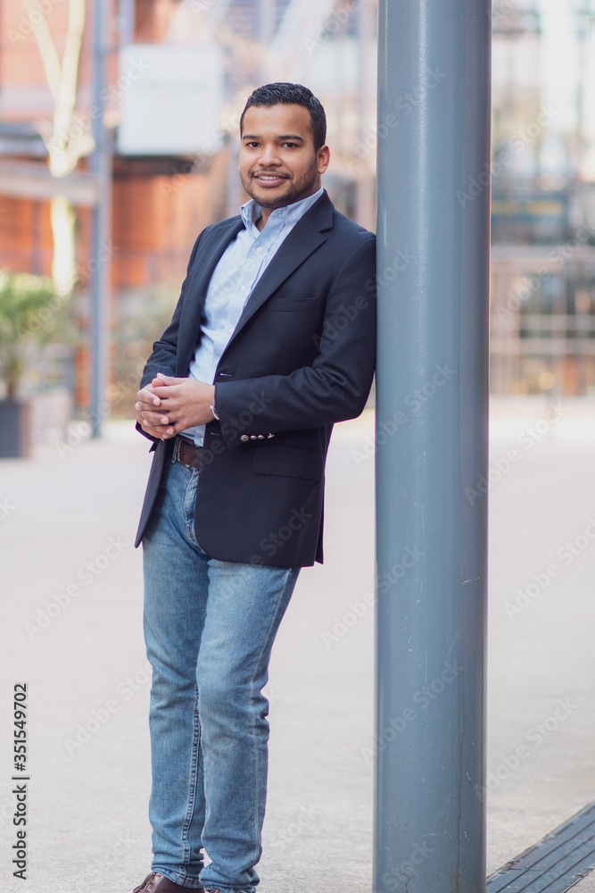 joven emprendedor trabajando en sus nuevo proyectos en la ciudad de lyon francia