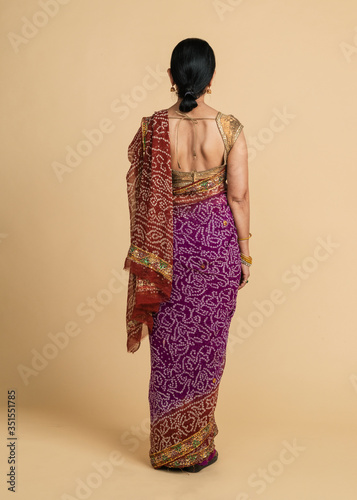 Photos Rear view of an Indian woman in a traditional saree