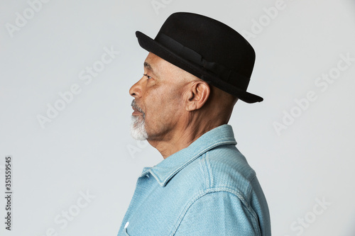 Φωτογραφία Stylish senior man wearing a black hat in a profile shot