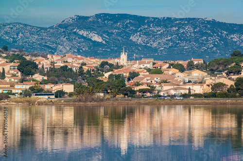 Etang de Leucate, vue sur le village et le clocher