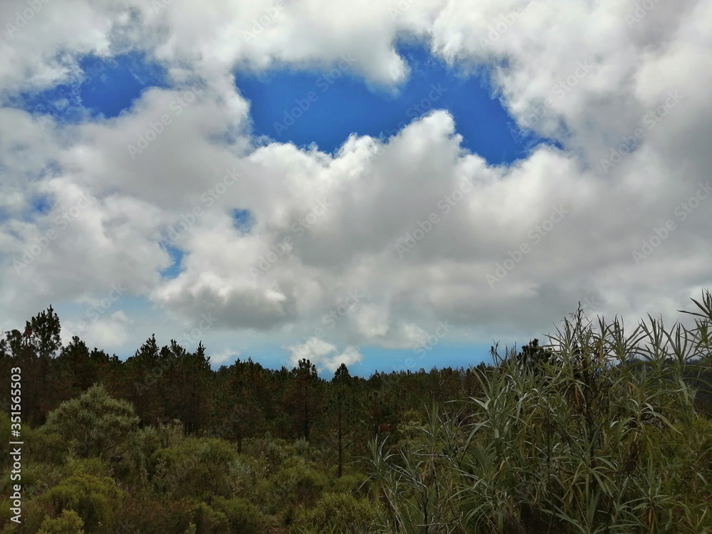 Obraz premium nubes en la montaña 