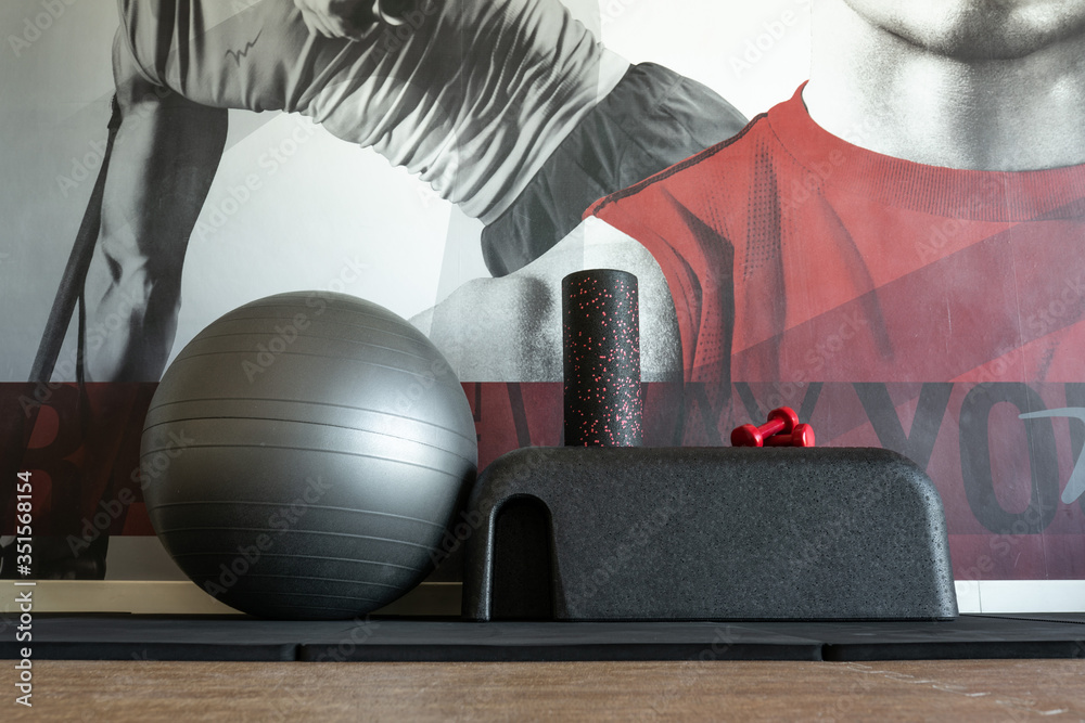 Naklejka premium Zestaw przyrządów do ćwiczeń fitness i modelowania sylwetki