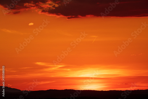 Sonnenuntergang mit Landschaft in Ober  sterreich