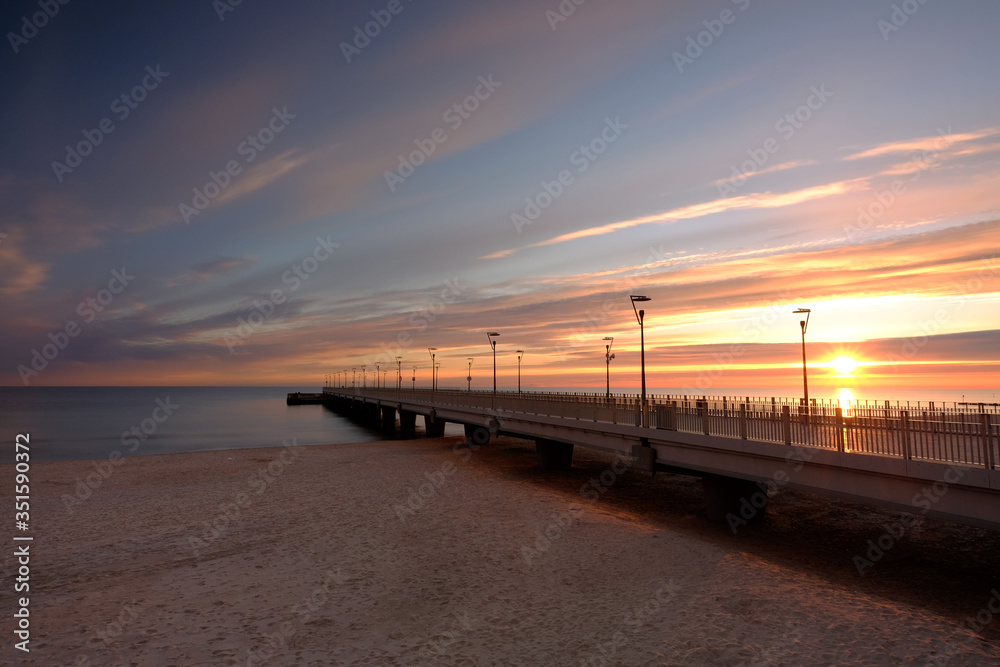 Molo,Kołobrzeg,Morze Bałtyckie,wschód słońca,piaszczysta plaża. - obrazy, fototapety, plakaty 