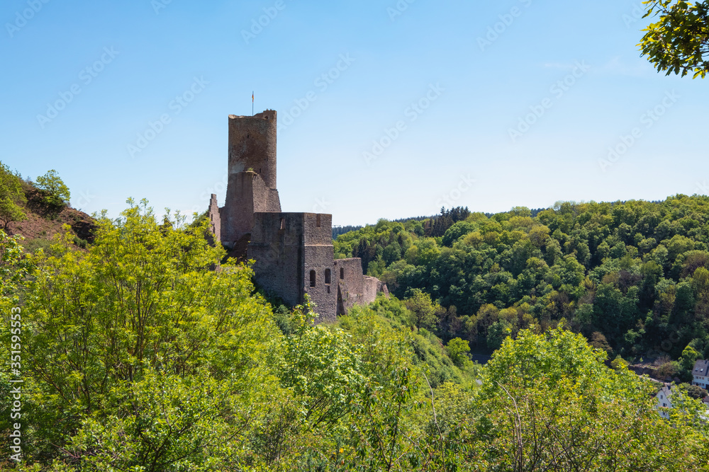 Blick auf die Ruine Löwenburg bei Monreal/Deutschland in der Eifel