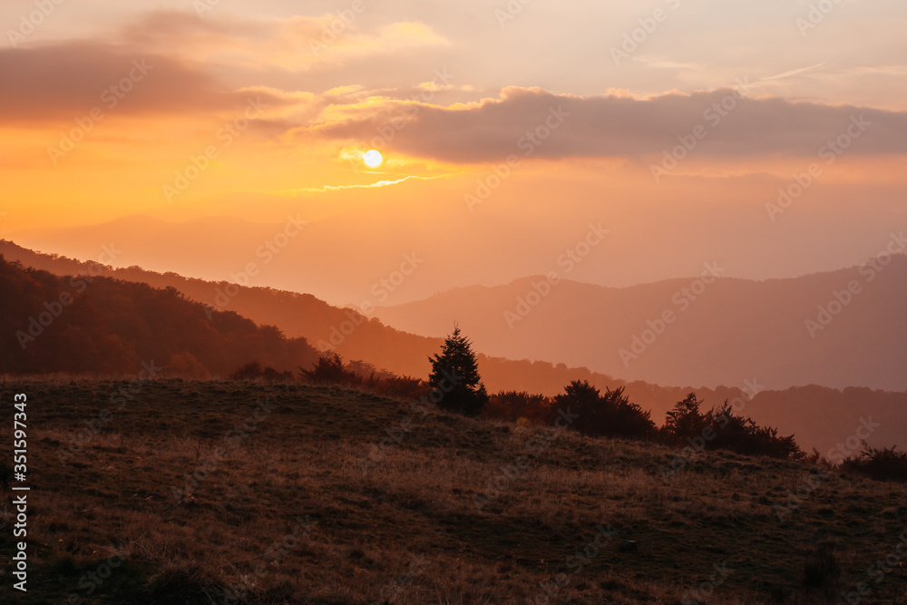 Obraz premium Breathtaking morning moment in alpine foggy valley.